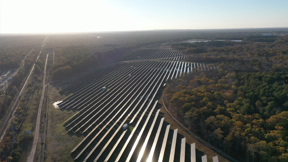 عکسبرداری هوایی پهپاد از نیروگاه خورشیدی بسیار دیدنی است!